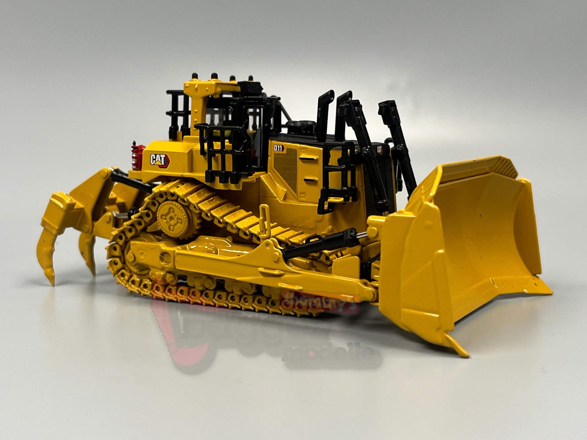 85777- DCM - CAT D11 Raupe TKN Design mit Metallketten 1:87